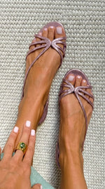 Velora Roma Ginevra – Sandalias Planas Doradas de Elegancia Veraniega para Mujer