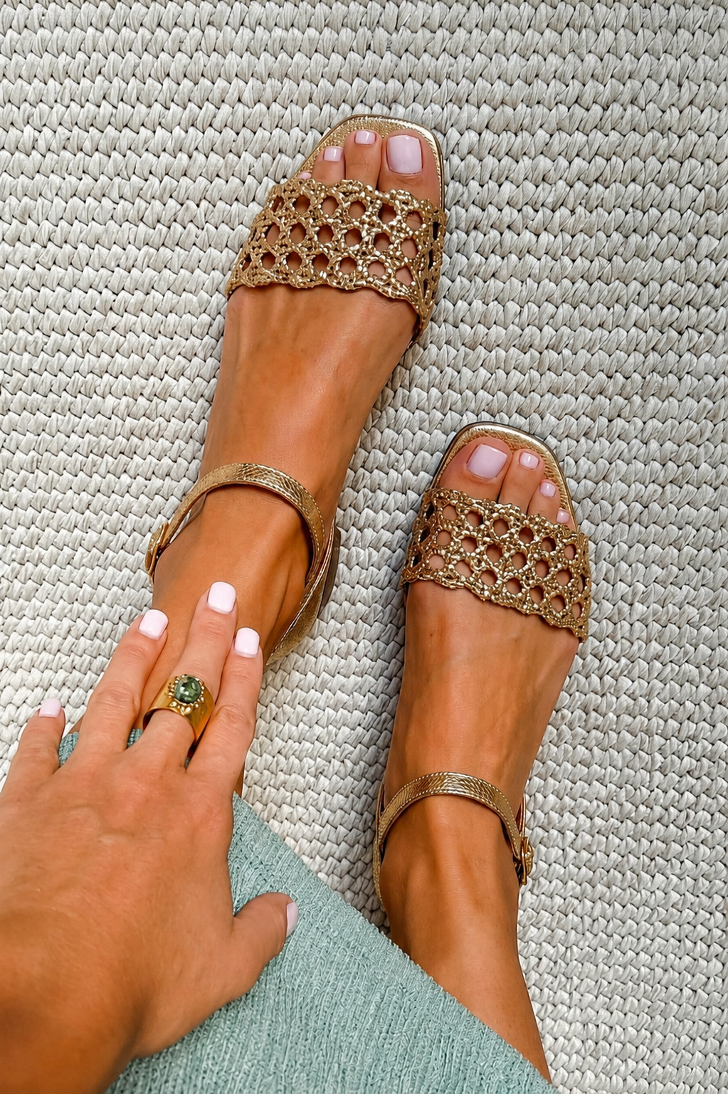Velora Roma Aurora – Sandalias Doradas de Encanto Veraniego para Mujer