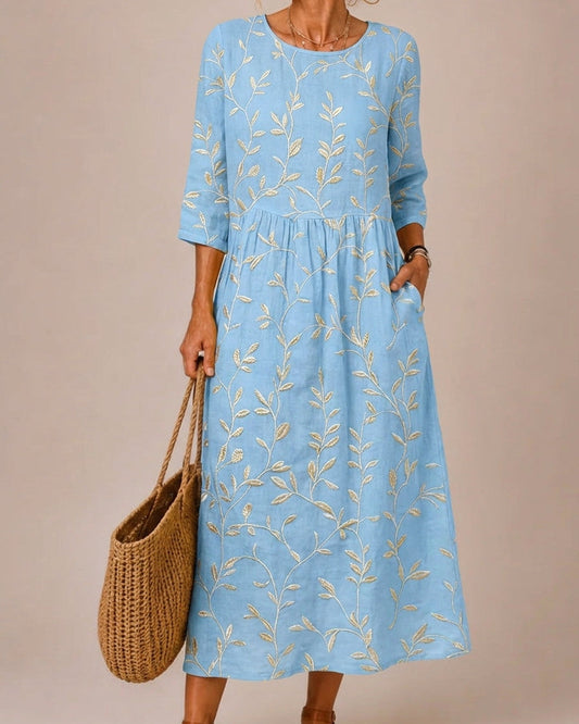 Robe Brodée Bleue à Fleurs Vintage